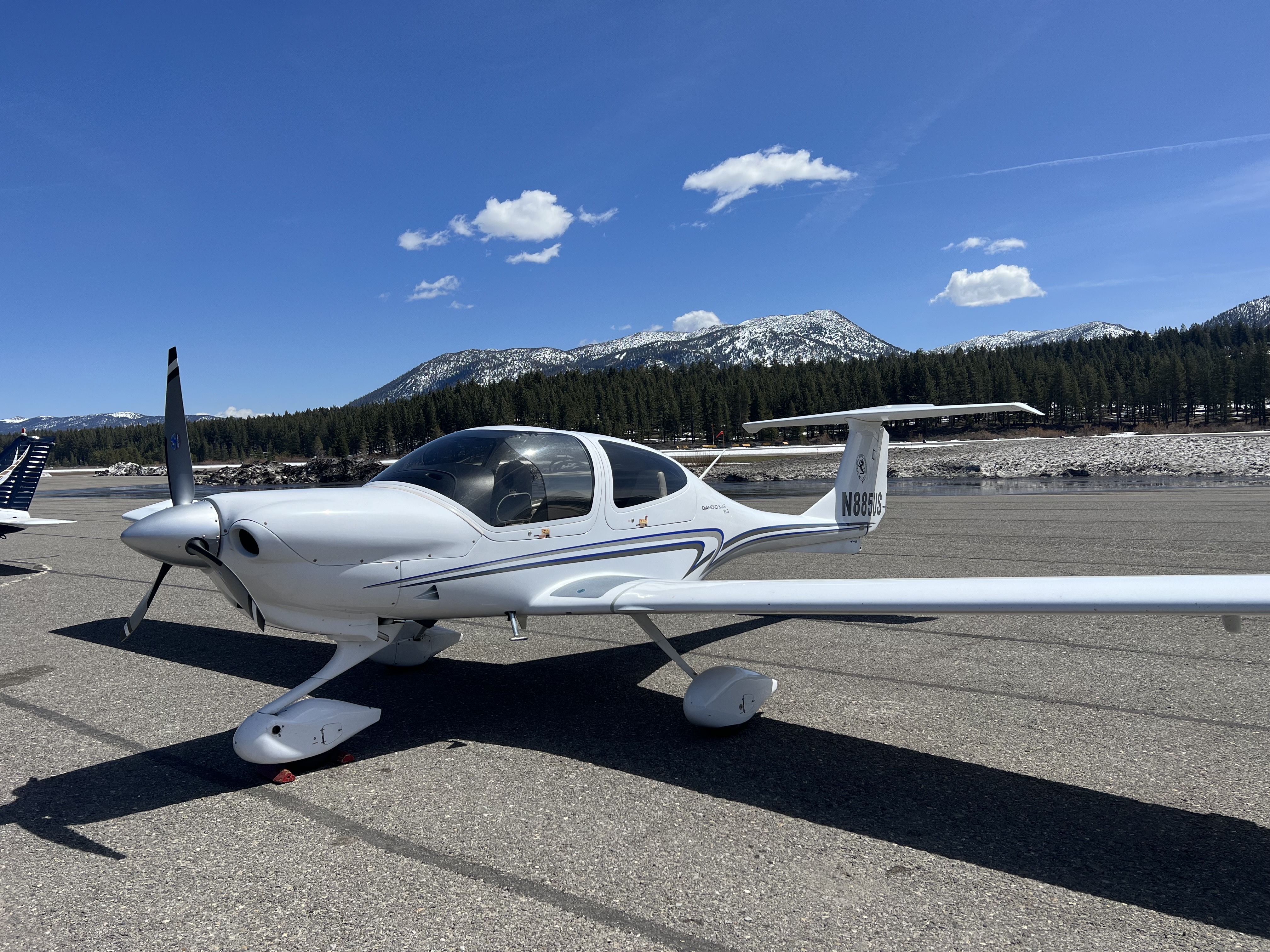Diamond DA40-XLS aircraft N885US - Modern 4-seat composite aircraft with 147 KTAS cruise